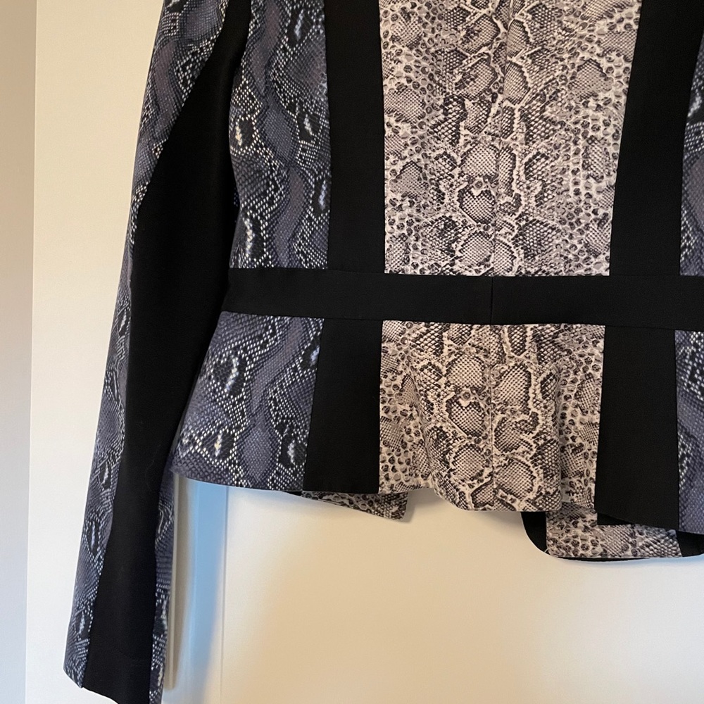 BRAND NEW BCBG EDWARD SNAKESKIN DESIGN BLAZER - Picture 7 of 9
